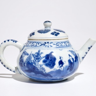Une théière en porcelaine de Chine bleu et blanc aux personages, Kangxi