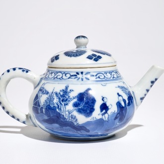 Een Chinese blauwwitte theepot met figuren in een landschap, Kangxi