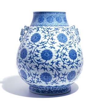 Un vase de forme hu en porcelaine de Chine bleu et blanc, marque de Qianlong, 20ème