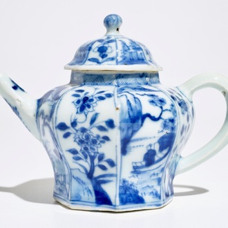 Une théière et son couvercle en porcelaine de Chine bleu et blanc, Kangxi