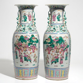 Une paire de vases en porcelaine de Chine famille rose, 19ème