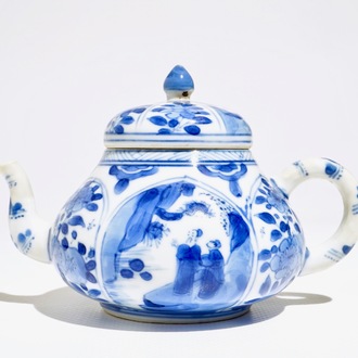 Une théière et son couvercle en porcelaine de Chine bleu et blanc, Kangxi