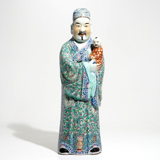 Een grote Chinese famille rose figuur van een onsterfelijke, 19e eeuw