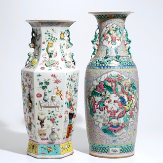 Deux vases en porcelaine de Chine famille rose dont un avec décor en relief, 19ème