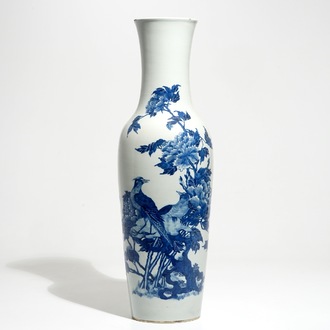 Un grand vase en porcelaine de Chine bleu et blanc aux faisants parmis fleurs, 19ème