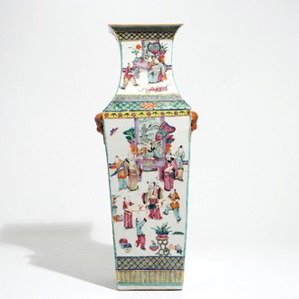 Un vase de forme carré en porcelaine de Chine famille rose, 19ème