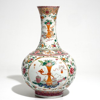 Un vase de forme bouteille en porcelaine de Chine famille rose, marque de Guangxu, 20ème