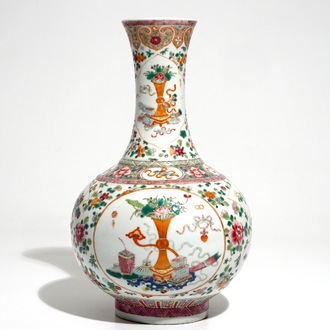 Un vase de forme bouteille en porcelaine de Chine famille rose, marque de Guangxu, 20ème
