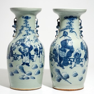 Une paire de vases en porcelaine de Chine bleu et blanc sur fon céladon, 19ème