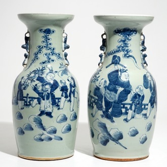 Een paar Chinese vazen met blauwwit decor op celadon fondkleur, 19e eeuw