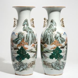Une paire de grands vases en porcelaine de Chine qianjiang cai, 19/20ème