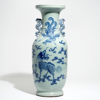 Un grand vase en porcelaine de Chine à décor en bleu et blanc sur fond céladon, 19ème