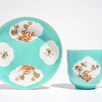 Een Chinese kop en schotel met turquoise fondkleur, Qianlong