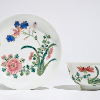 Une tasse et soucoupe en porcelaine de Chine famille rose, Yongzheng