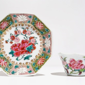 Une tasse et soucoupe en porcelaine de Chine famille rose à décor floral, Yongzheng/Qianlong