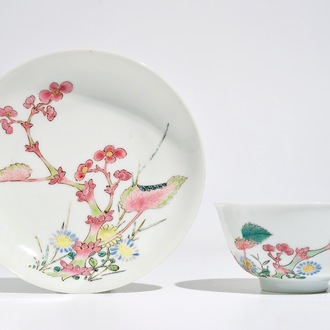 Une tasse et soucoupe en porcelaine de Chine famille rose, Yongzheng