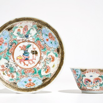 Une tasse et soucoupe en porcelaine de Chine famille rose, Yongzheng