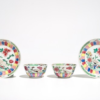 Une paire de tasses et soucoupes en porcelaine de Chine famille rose, Yongzheng/Qianlong