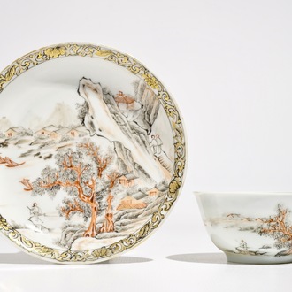 Une tasse et soucoupe en porcelaine de Chine à décor d'un paysage, Yongzheng