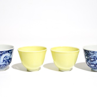 Deux paires de bols en porcelaine de Chine bleu et blanc et jaune monochrome, 19/20ème