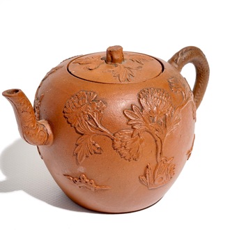 Een Chinese Yixing steengoed theepot met reliëfdecor, Kangxi