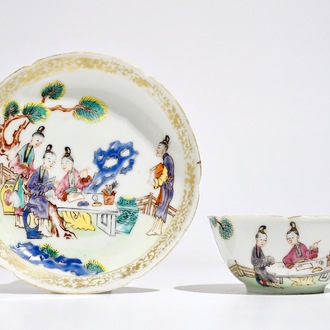 Une tasse et soucoupe en porcelaine de Chine famille rose à décor mandarin, Qianlong