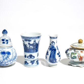 Quatre vases miniatures en porcelaine de Chine bleu et blanc et famille verte, Kangxi et postérieur