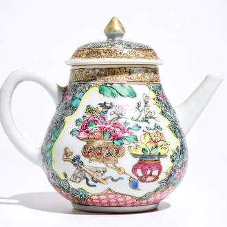 Une théière en porcelaine de Chine famille rose, Yongzheng