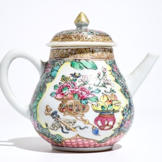 Een Chinese famille rose theepot met deksel, Yongzheng