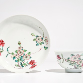 Une tasse et soucoupe en porcelaine de Chine famille rose, Yongzheng