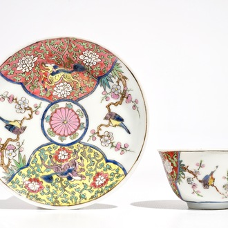 Une tasse et soucoupe en porcelaine de Chine famille rose, Yongzheng/Qianlong