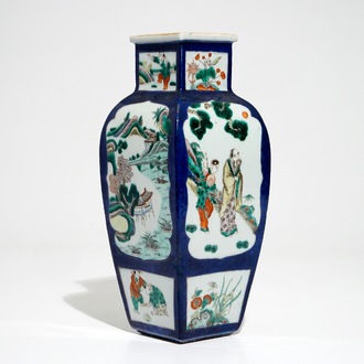 Un vase en porcelaine de Chine famille verte sur fond bleu, 19ème