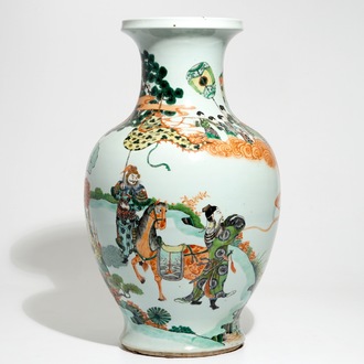 Un grand vase en porcelaine de Chine famille verte aux immortels, 19ème