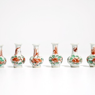 Six vases miniatures en porcelaine de Chine famille verte, Kangxi