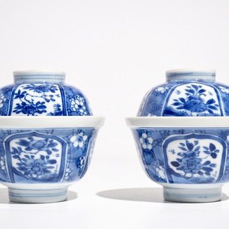 Une paire de bols couverts en porcelaine de Chine bleu et blanc, Kangxi