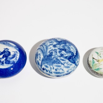 Trois boîtes couvertes en porcelaine de Chine bleu et blanc et famille rose, 19/20ème