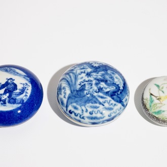 Three Chinese blue and white and famille rose circular boxes and covers, 19/20th C.