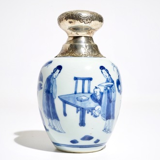 Une boîte à thé en porcelaine de Chine bleu et blanc, monté en argent, Kangxi