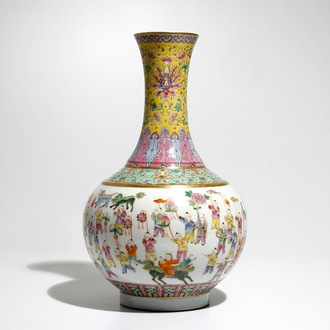 Een Chinese famille rose flesvormige vaas met "100 jongens", Guangxu merk, 20e eeuw