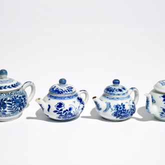 Quatre théières miniatures en porcelaine de Chine bleu et blanc, Kangxi