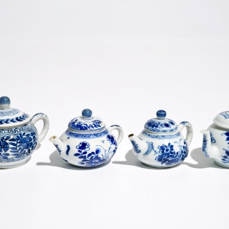 Vier Chinese blauwwitte miniatuur theepotjes met deksels, Kangxi