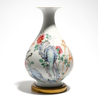 Un vase de forme yuhuchunping en porcelaine de Chine famille rose, monté en bronze, marque de Qianlong, 19/20ème