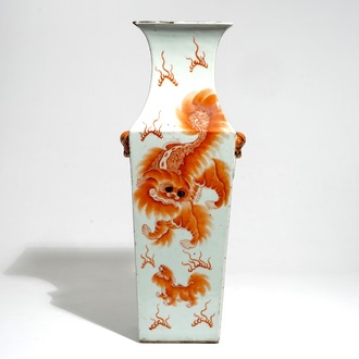 Un vase de forme carré en porcelaine de Chine qianjiang cai, 19/20ème