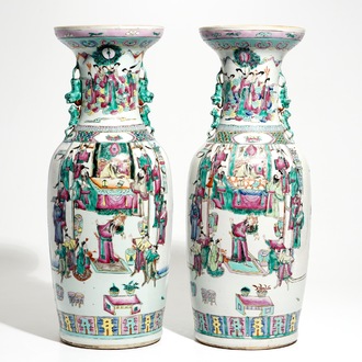 Une paire de grands vases en porcelaine de Chine famille rose, 19ème