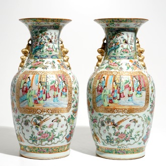 Une paire de vases en porcelaine de Chine famille rose de Canton, 19ème