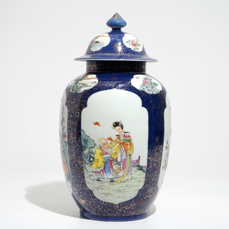 Un pot couvert en porcelaine de Chine famille rose sur fond bleu poudré, République, 20ème