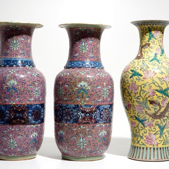 Une paire de vases en porcelaine de Chine famille rose et un vase aux dragons sur fond jaune, 19/20ème