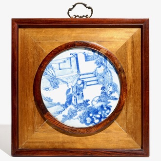 Een Chinese blauwwitte plaquette met figurendecor, in houten lijst, 19e eeuw