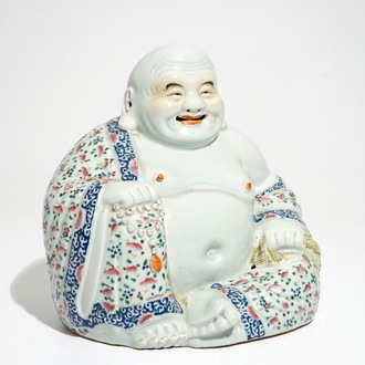 Un modèle de Bouddha en porcelaine de Chine famille rose, 19/20ème