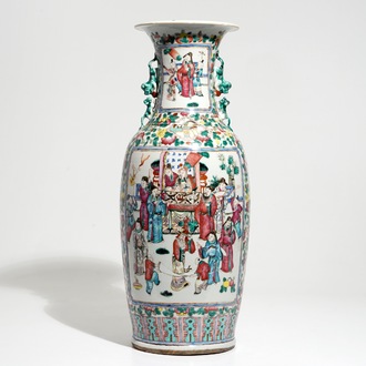 Un grand vase en porcelaine de Chine famille rose, 19ème